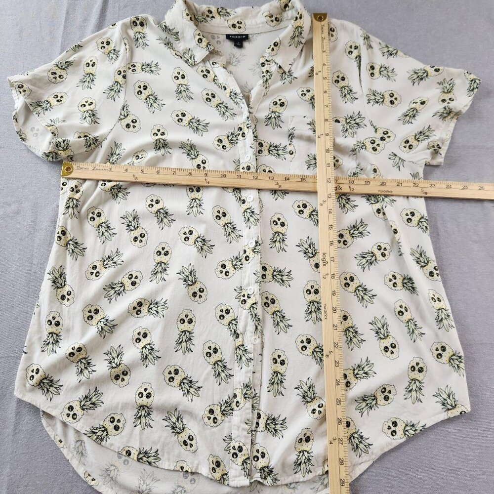 Torrid short sleeve button top skull-pineapple print
